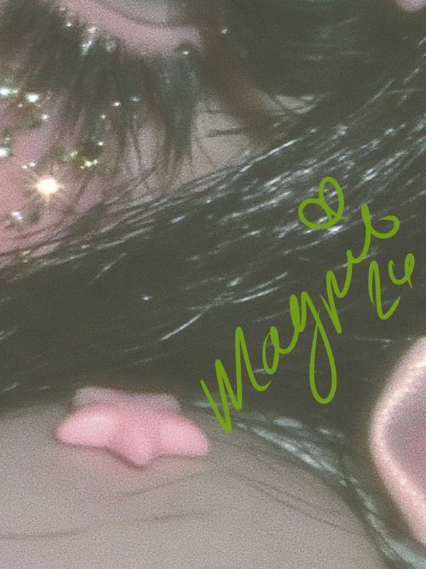 Close up of the lower right corner: black hair, a pink star and a pale hand with the Magpie signature in green script.